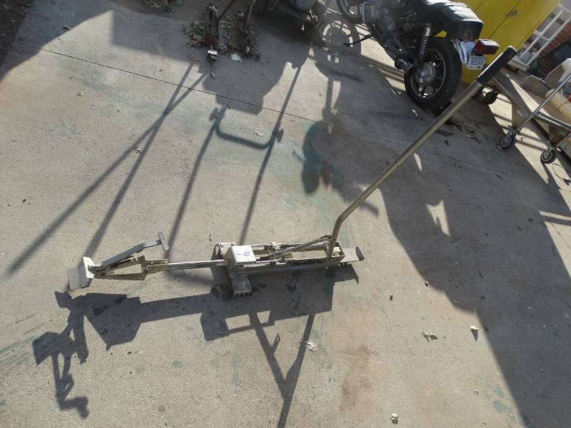 lot 4278 image: The gripull roofing stretcher