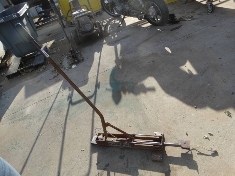 lot 4279 image: The gripull roofing stretcher