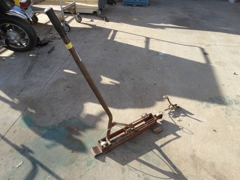 lot 4280 image: The gripull roofing stretcher