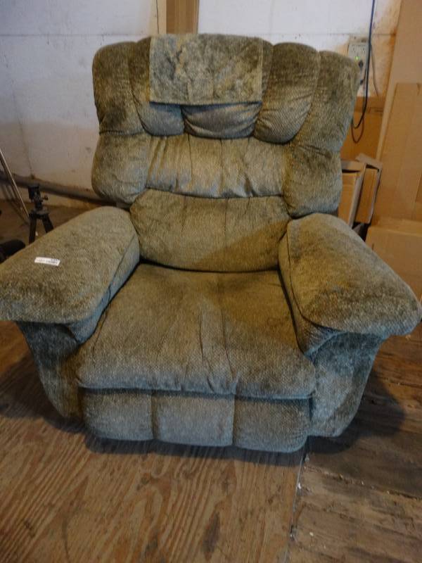 lot 4307 image: Lazyboy oversized recliner- NICE