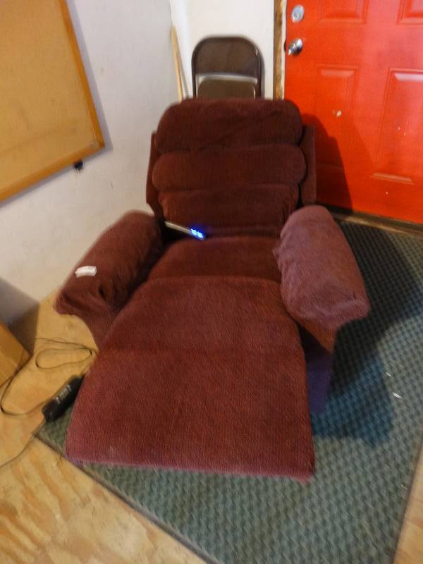 lot 4309 image: Pride mobility electric reclining lift chair- Works Great