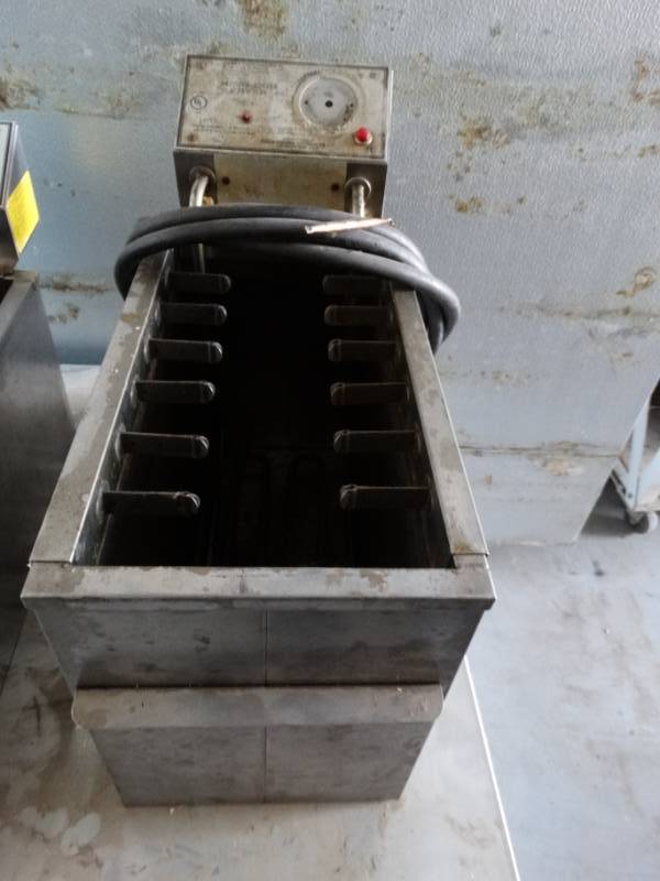 lot 4821 image: Gold Medal King dog fryer
