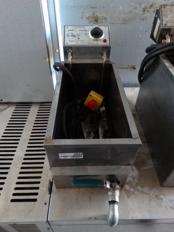 lot 4822 image: Gold Medal small fryer