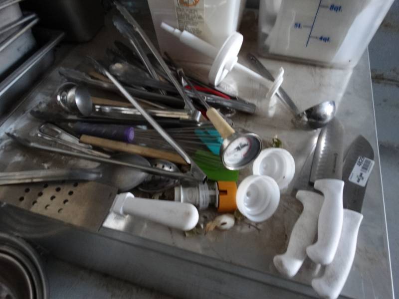lot 4829 image: Lot of assorted kitchen utensils