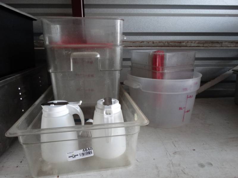 lot 4840 image: Lot of various size plastic food storage containers