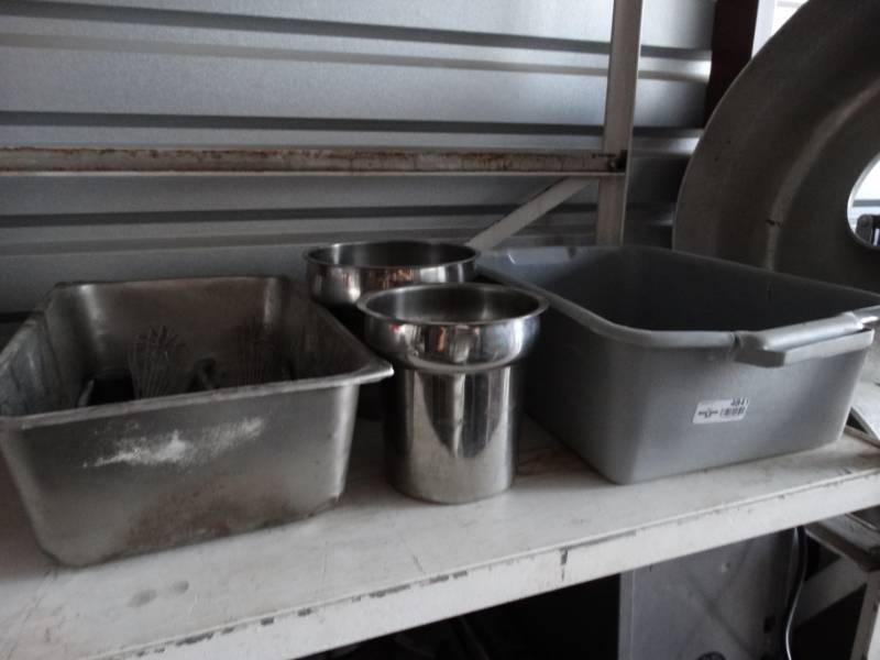 lot 4841 image: SS inserts bus tub & utensils