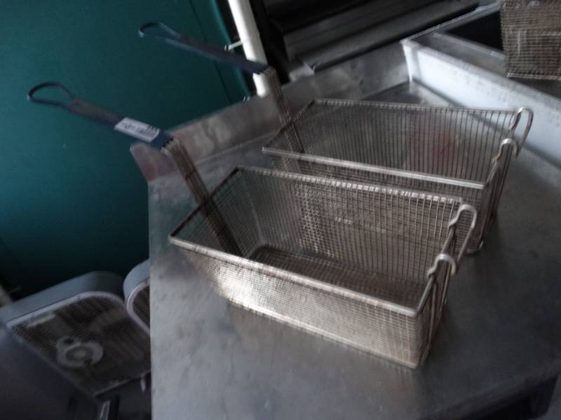 lot 4853 image: 2 fryer baskets