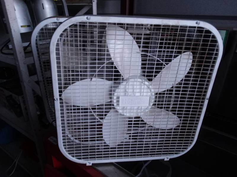 lot 4863 image: 2 box fans