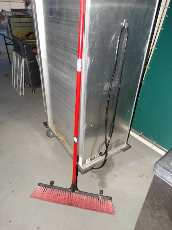 lot 4864 image: Nice shop push broom