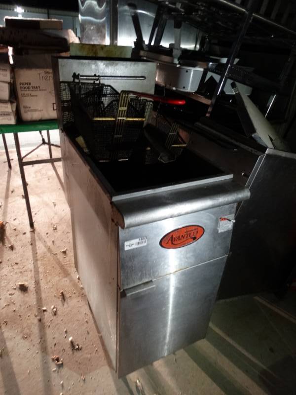 lot 4883 image: Avantco 2 basket PROPANE fryer w baskets