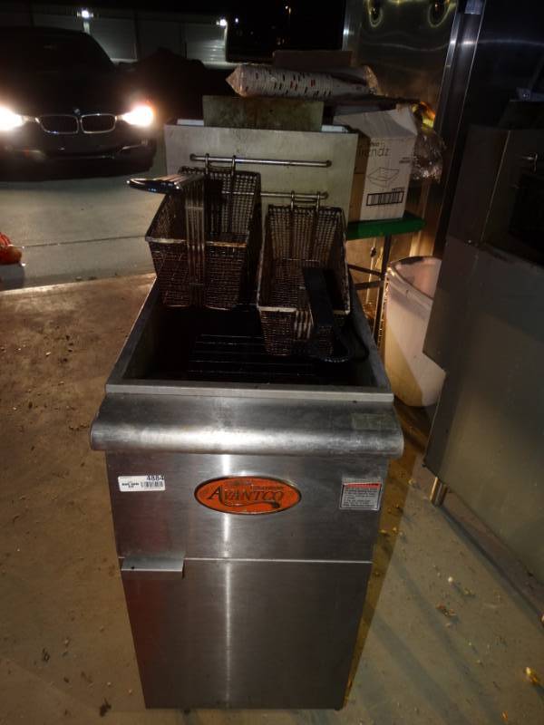 lot 4884 image: Avantco 2 basket PROPANE fryer w baskets