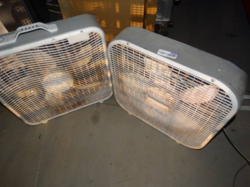 lot 4886 image: 2 box fans