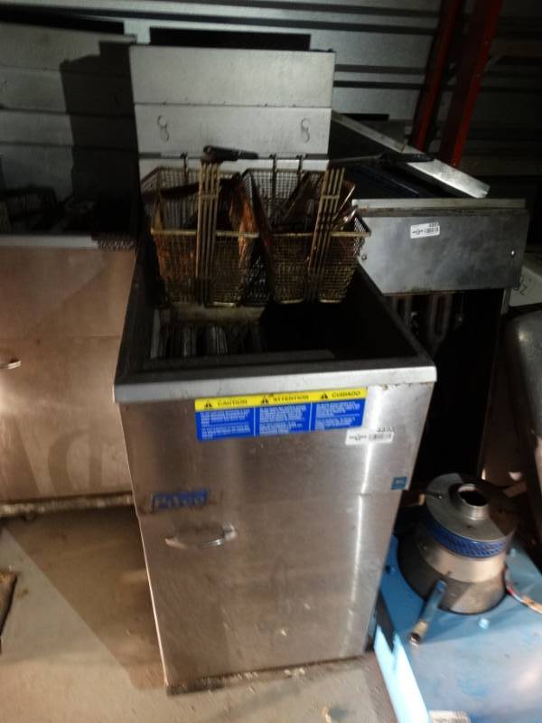 lot 4898 image: Pitco 2 basket commercial PROPANE fryer w baskets