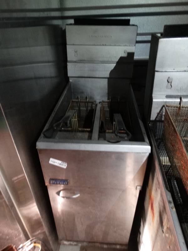 lot 4899 image: Pitco 2 basket commercial PROPANE fryer w baskets