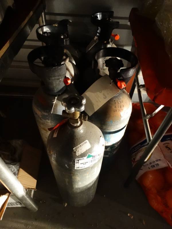 lot 4911 image: 7 empty Co2 cylinders