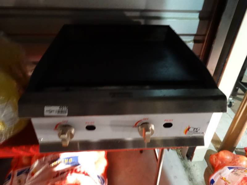 lot 4915 image: CPG commercial PROPANE 2 burner flat grill- Newer model unit