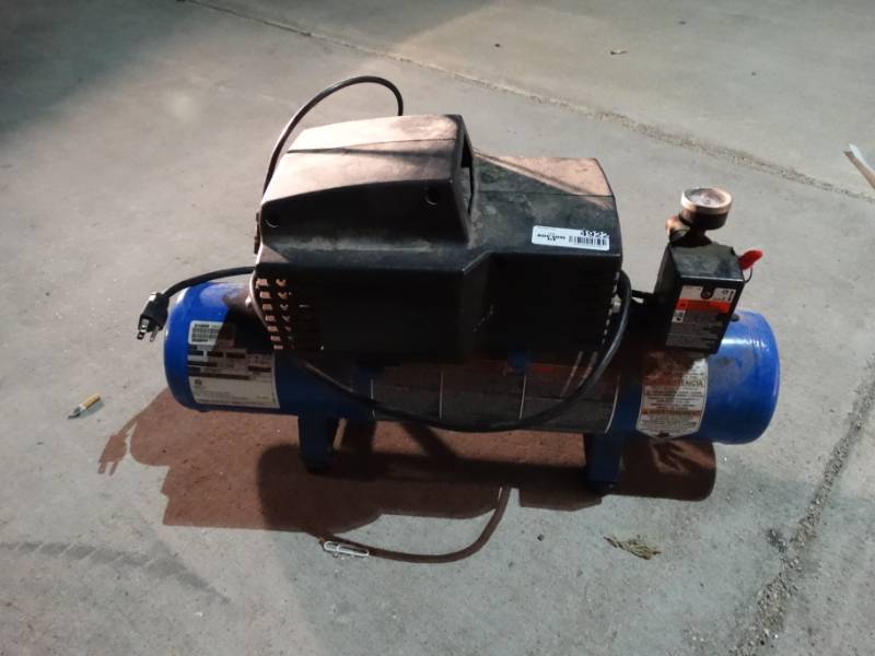 lot 4922 image: 1.5 HP 3 gallon air compressor