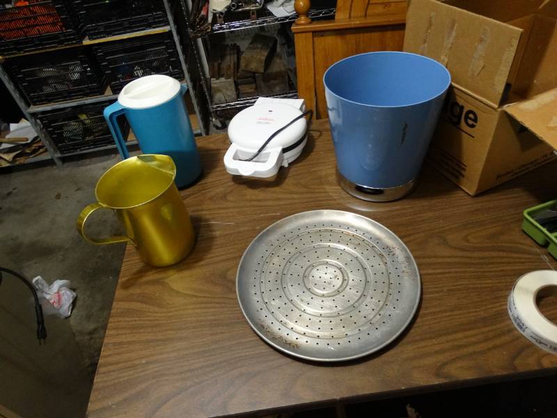 lot 2044 image: Lot of Kitchen Wares