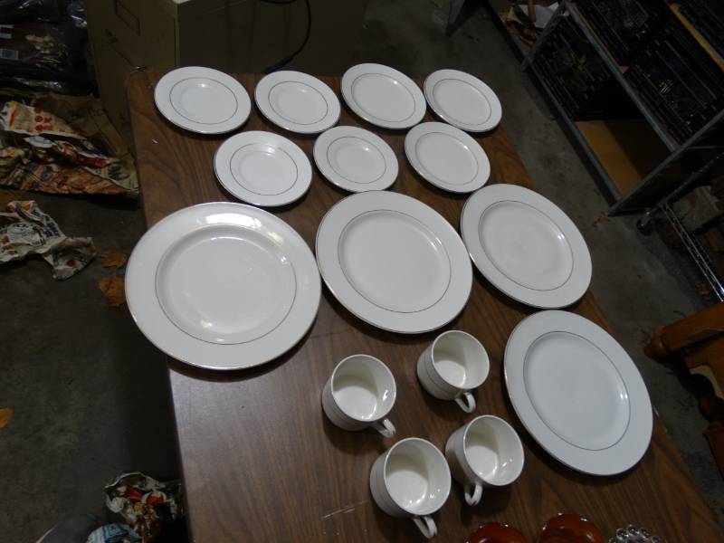 lot 2048 image: Set of 15 Totally Today Dishware