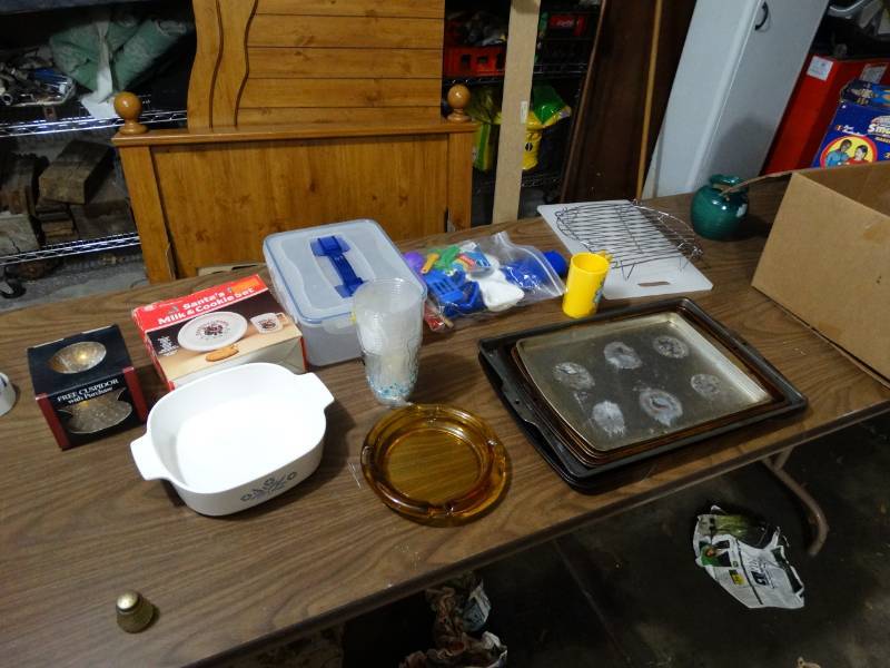 lot 2054 image: Box of Kitchen Wares