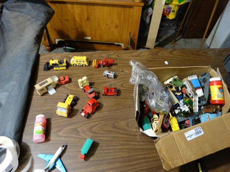 lot 2075 image: Box of Vintage Metal Toy Cars