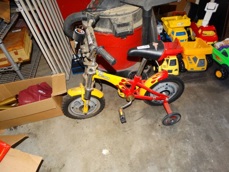 lot 2084 image: Harley Davidson Bicycle With Training Wheels