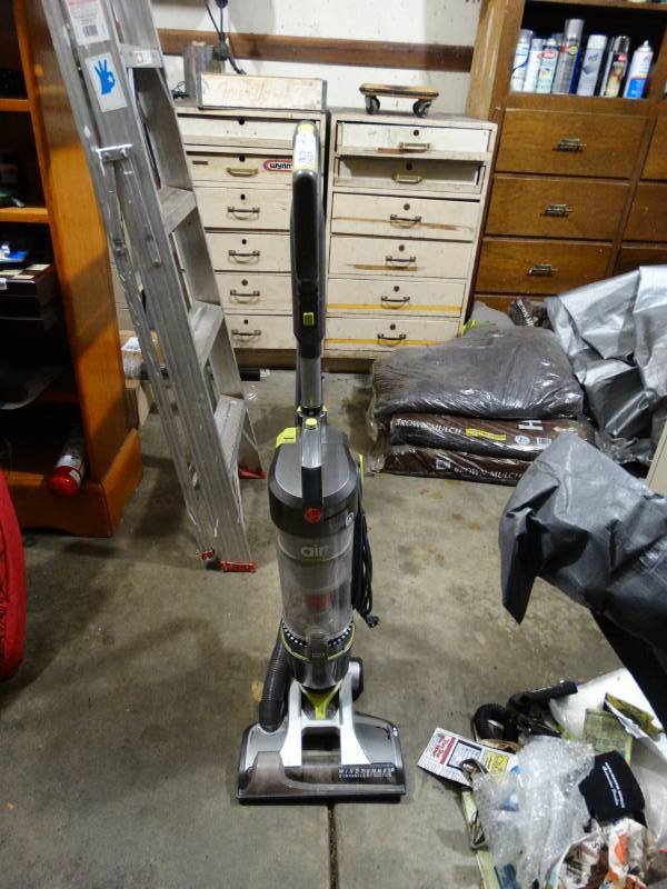 lot 2093 image: Hoover Air Vacuum