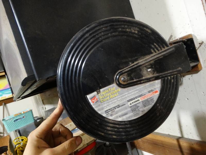 lot 2095 image: Triple Tap Retractable cord reel
