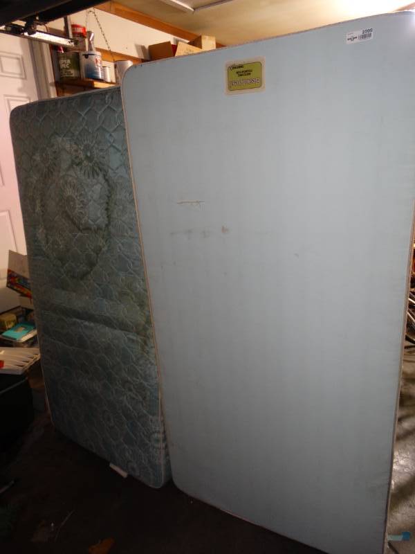 lot 2099 image: Beauty rest Twin Mattress and box spring