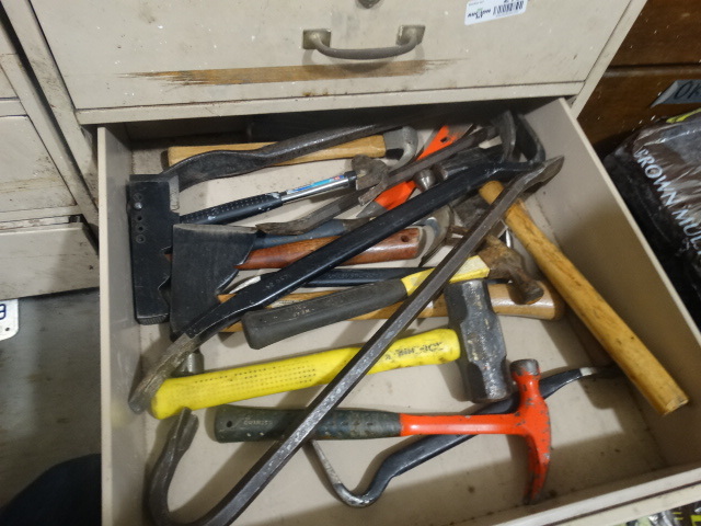 lot 2106 image: Drawer of Misc Tools