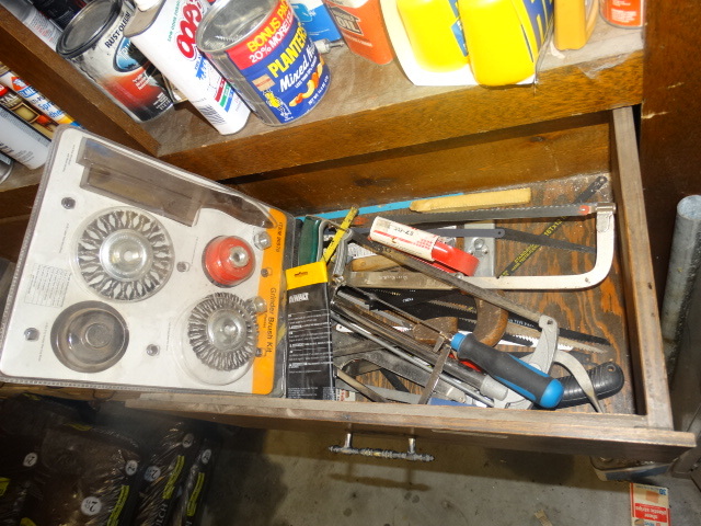 lot 2119 image: Drawer of Saws, saw blades and wire brushes