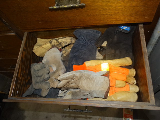lot 2120 image: Drawer of Work Gloves