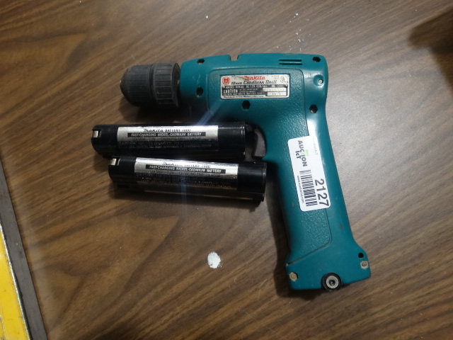 lot 2127 image: Makita 10 mm Cordless Drill w 2 Batteries