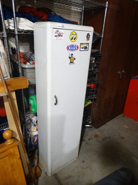 lot 2181 image: Metal Tool Cabinet with Painting Materials