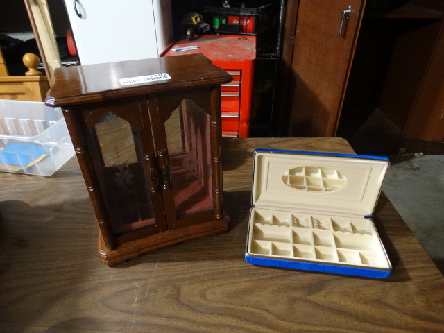 lot 2192 image: Lot of 2 Jewelry Boxes