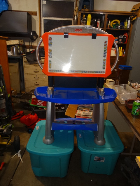 lot 2204 image: fisher Price White Board