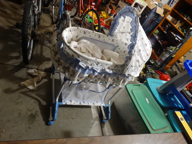 lot 2207 image: Bassinet