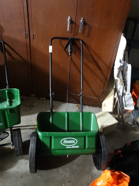 lot 2211 image: scotts 1000 fertilizer spreader