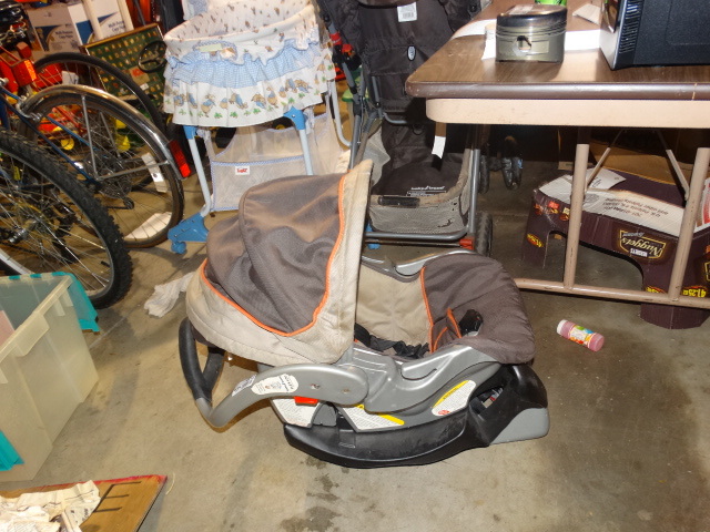 lot 2212 image: Baby Trend Car Seat