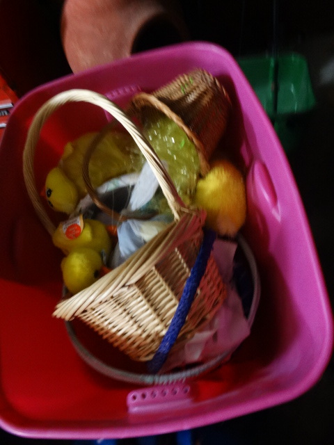 lot 2215 image: tote of Easter baskets and ducks
