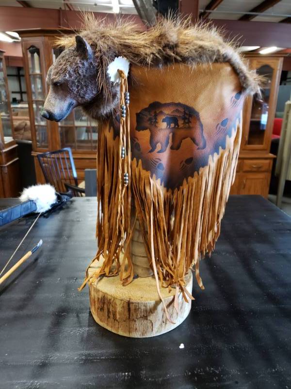 lot 7520 image: Native American Statue of Grizzly Bear