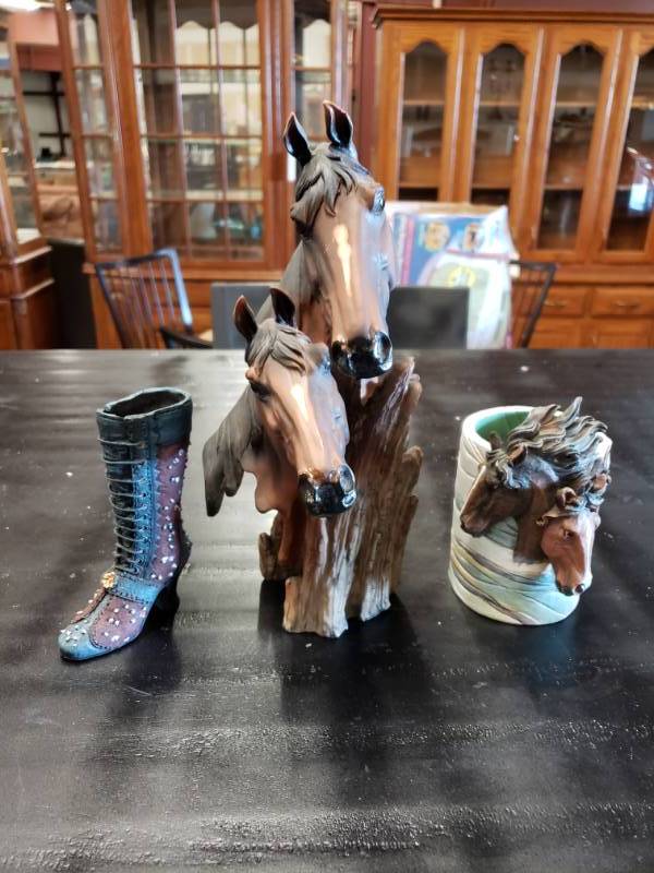 lot 7539 image: 3 Piece Lot of Western Decor