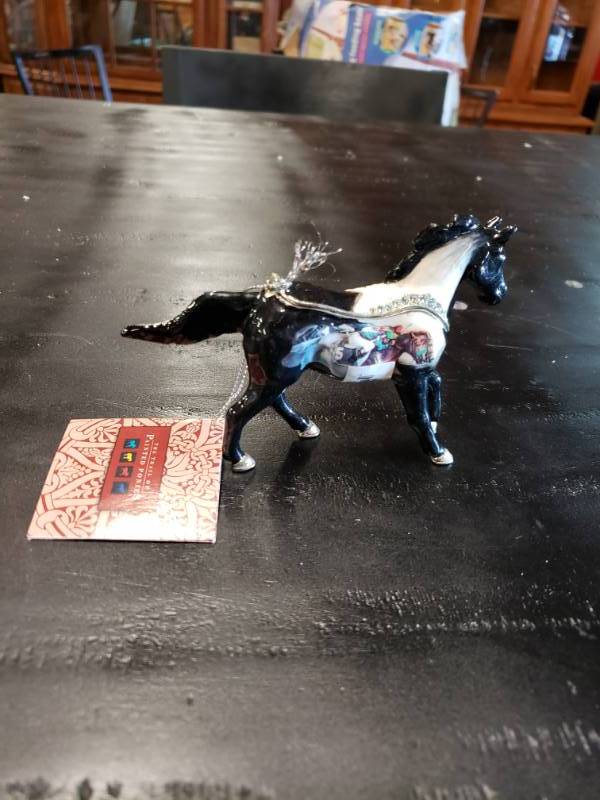 lot 7540 image: Photo Finish Ornament by Janee Hughes