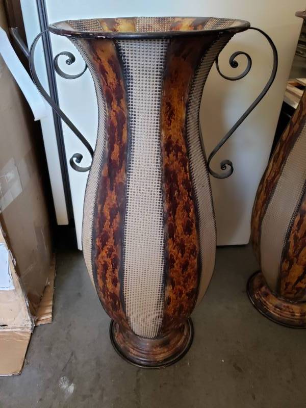lot 7543 image: 31 Tall Modern Tin Vase MSRP $129.99