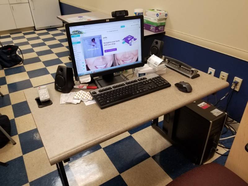lot 3680 image: HP 8200 Elite Computer, Monitor, Keyboard, Mouse, Desk, Chair