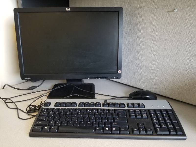lot 3686 image: HP LE1901W Monitor, Keyboard, Cisco Phone