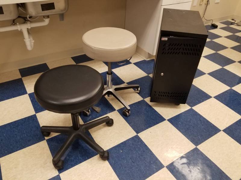 lot 3743 image: (2) Stools, Computer Tower Cart