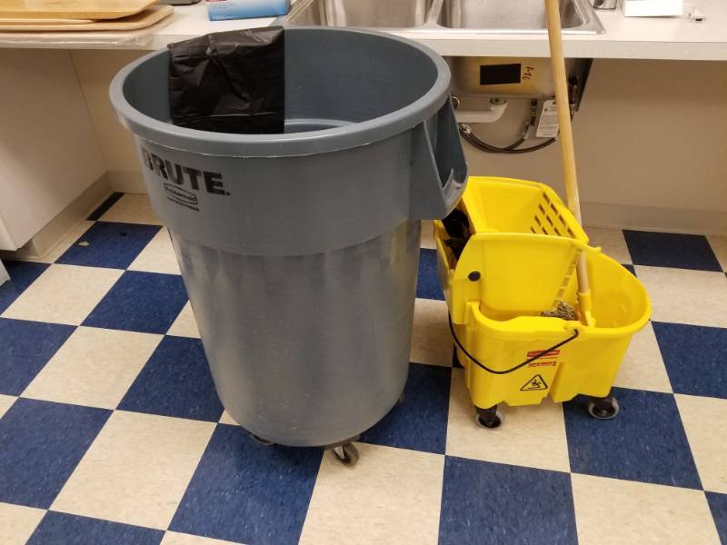 lot 3778 image: 44 Gal Brute Trash Can, Mop Bucket