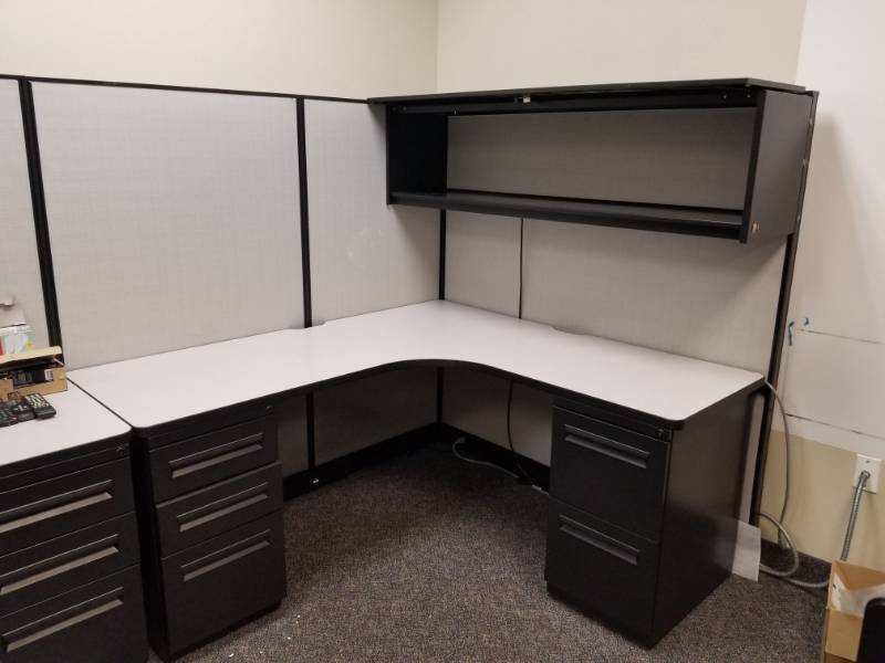 lot 3550 image: U Shaped Work Station With Cubicle Partition