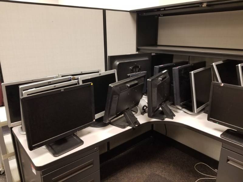 lot 3600 image: (6) Various HP Computer Monitors